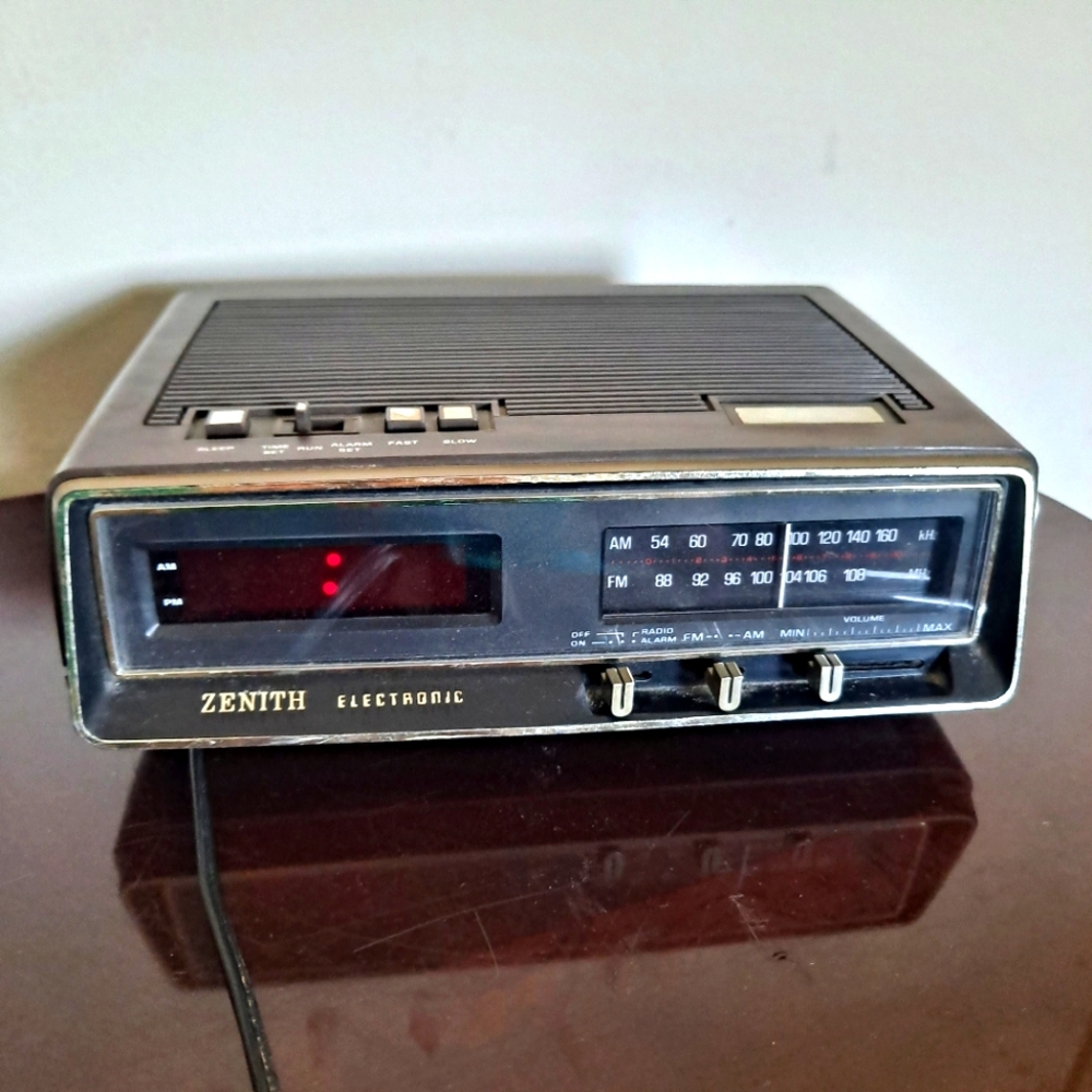 Vintage 1970s Zenith R451W AM/FM Radio Alarm Clock Solid State Electronic Works